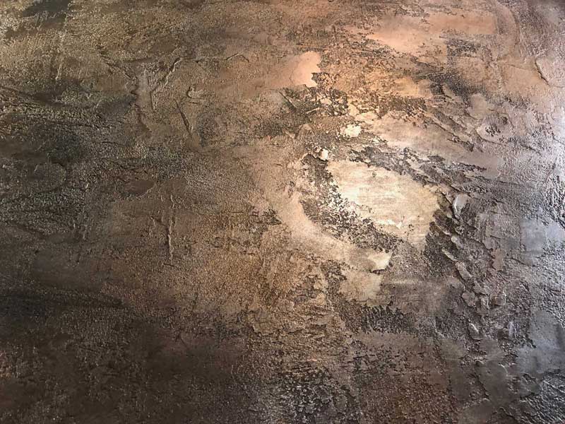 mur métal frappé et oxydé décoration de style industriel