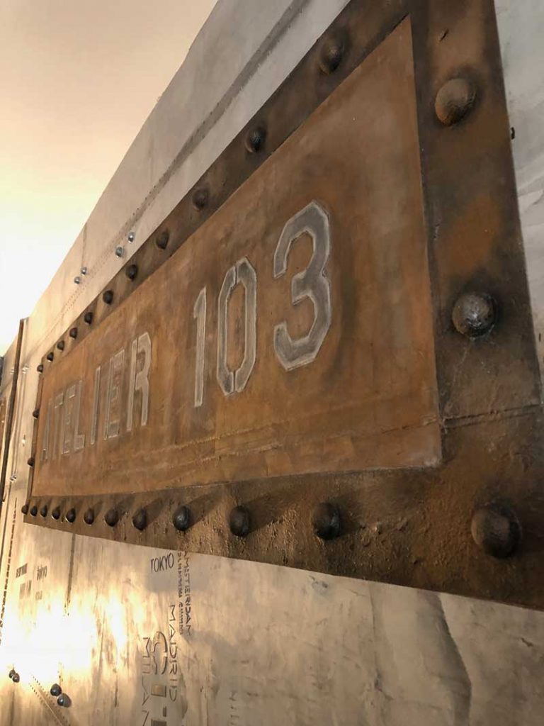 Enseigne publicitaire de style industriel en trompe l'oeil métal