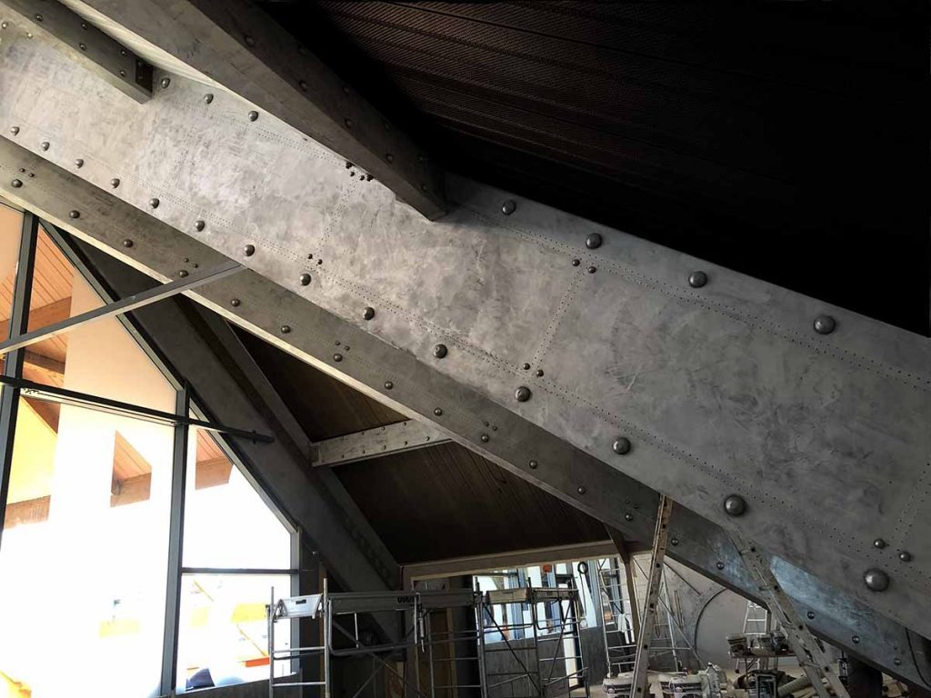 trompe l'oeil mural poutres-pyramides style Eiffel boulonnées et métalisées