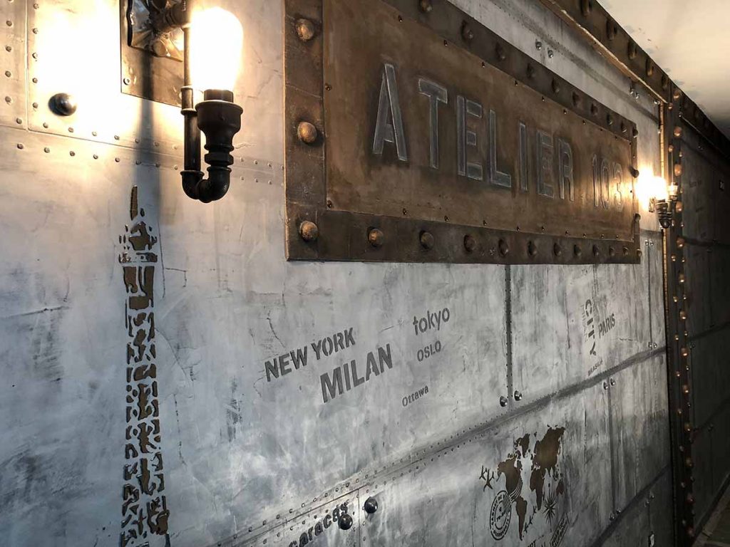 Pochoirs métal sur trompe l'oeil