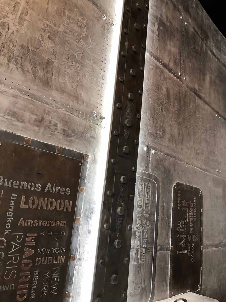 Revêtement mural style industriel avec IPN Eiffel et enseigne décorative