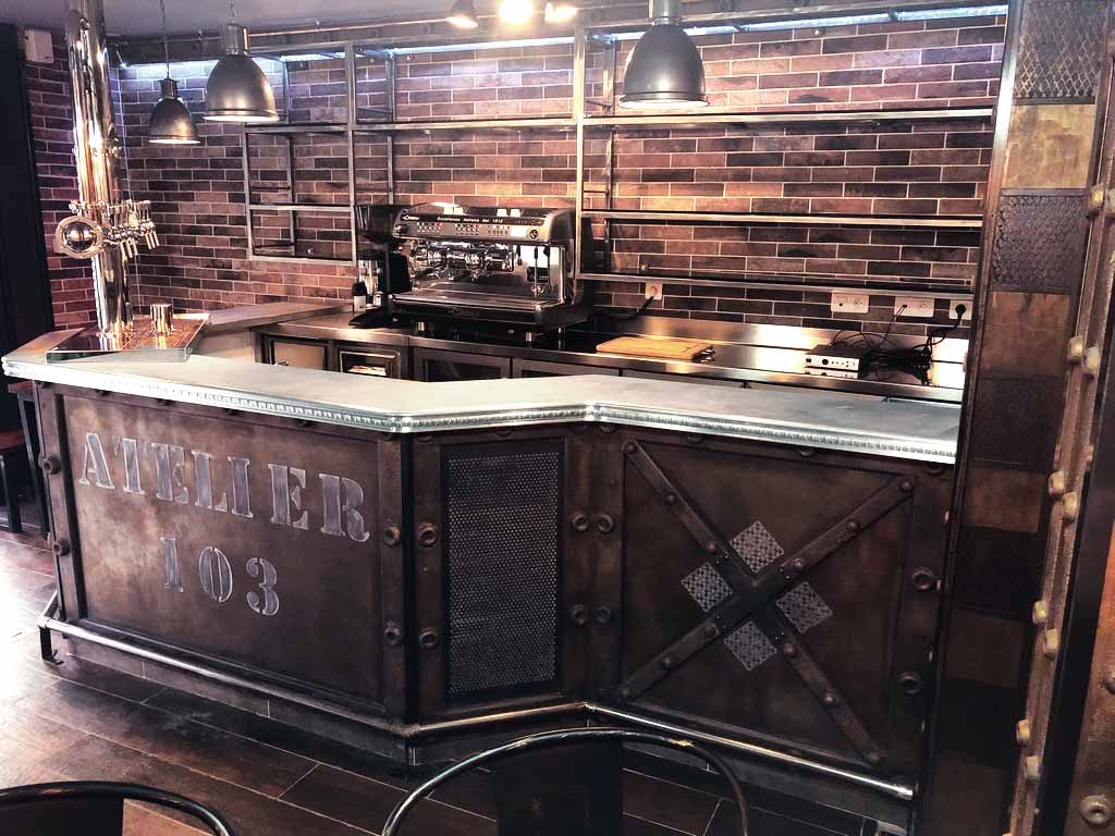 bar style eiffel métal boulonné et oxydé