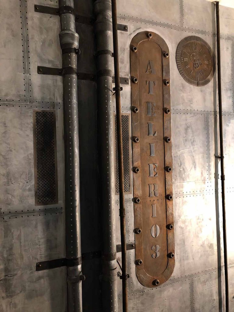 Plaques trompe l'oeil métal publicitaire pour enseigne établissement sur BA13