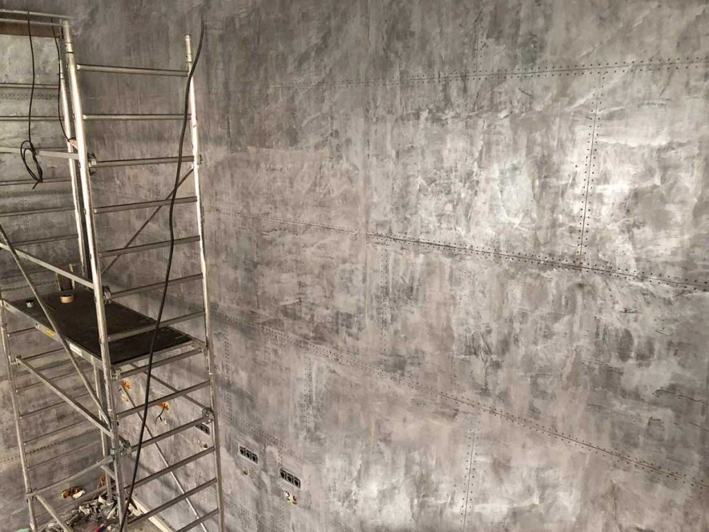 décoration de murs en construction en plaques rivetées