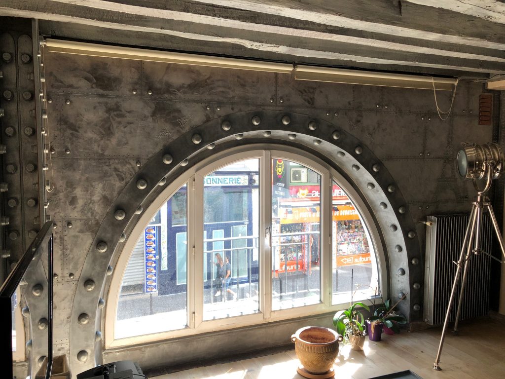 design d'intérieur Paris mur métal riveté et boulonné