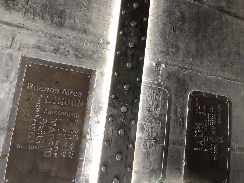 Revêtement métallique intérieur pour une décoration style industriel ou Eiffel dans un restaurant