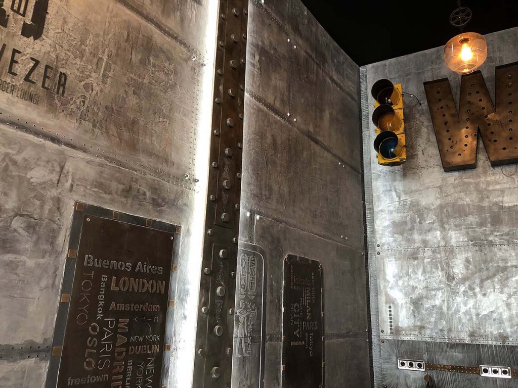 architecte style industriel murs métal et IPN style Eiffel