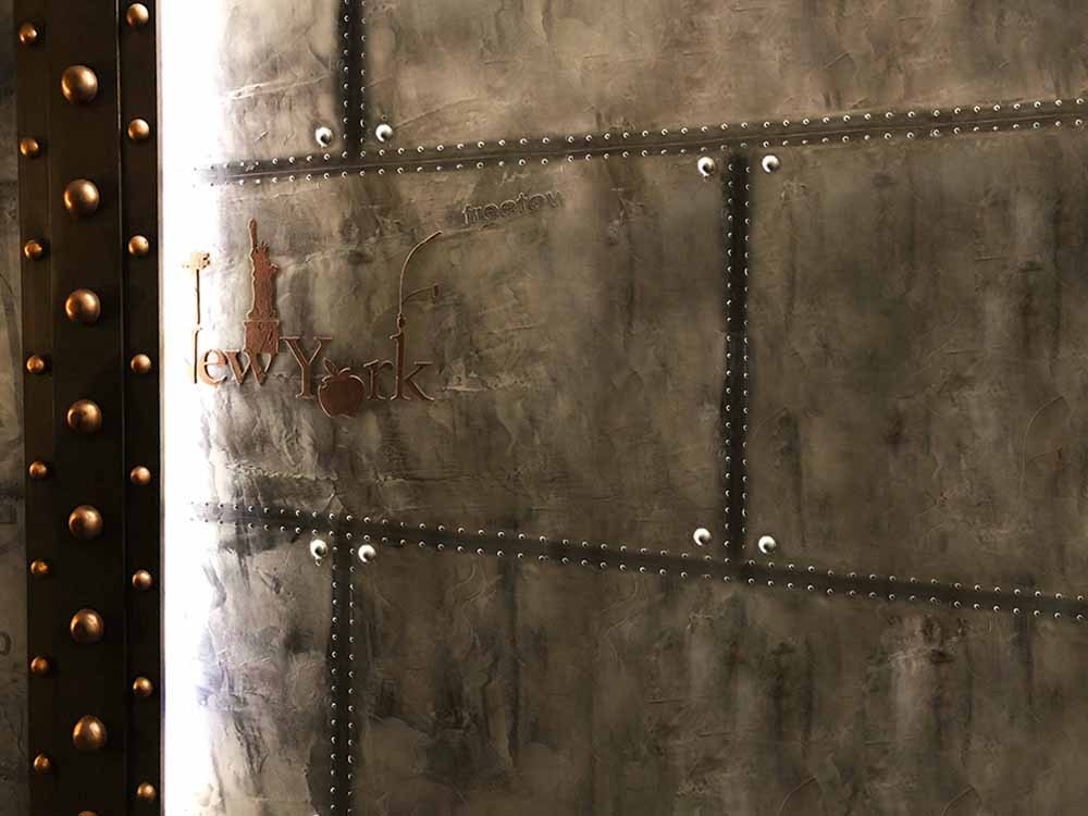 décoration intérieure salon murs métal et IPN style Eiffel