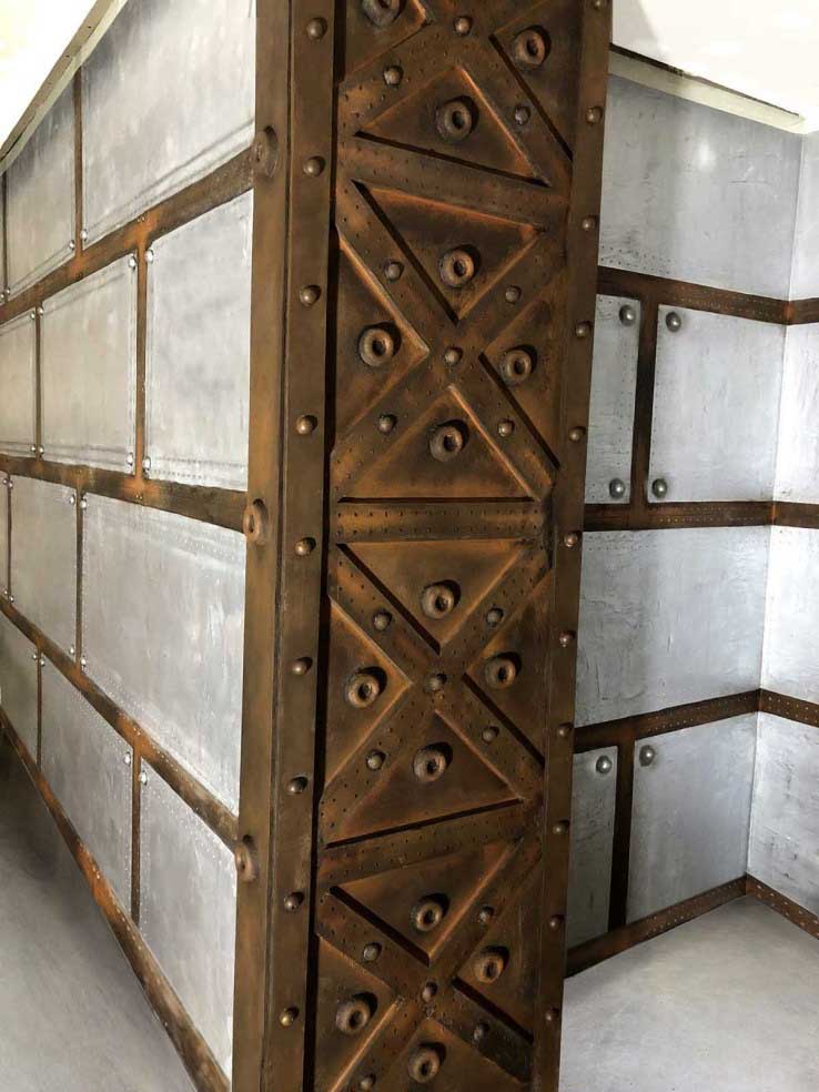 colonne style Eiffel sur murs métal à bandes oxydées