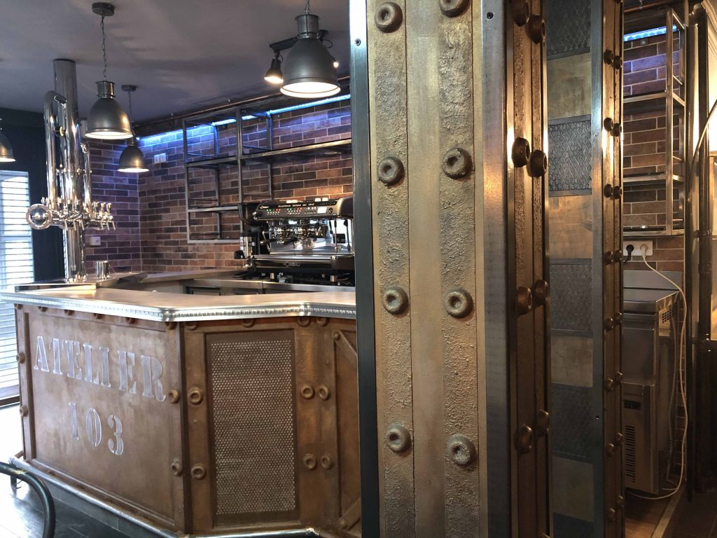 bar style industriel customisé Eiffel