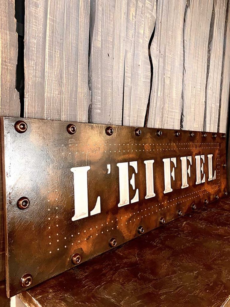 enseigne sur mesure bar style Eiffel et industriel boulonné et riveté