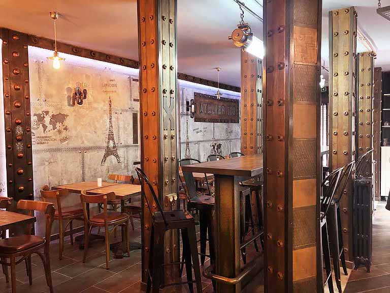 Brasserie décoration mur métal style industriel et IPN style eiffel