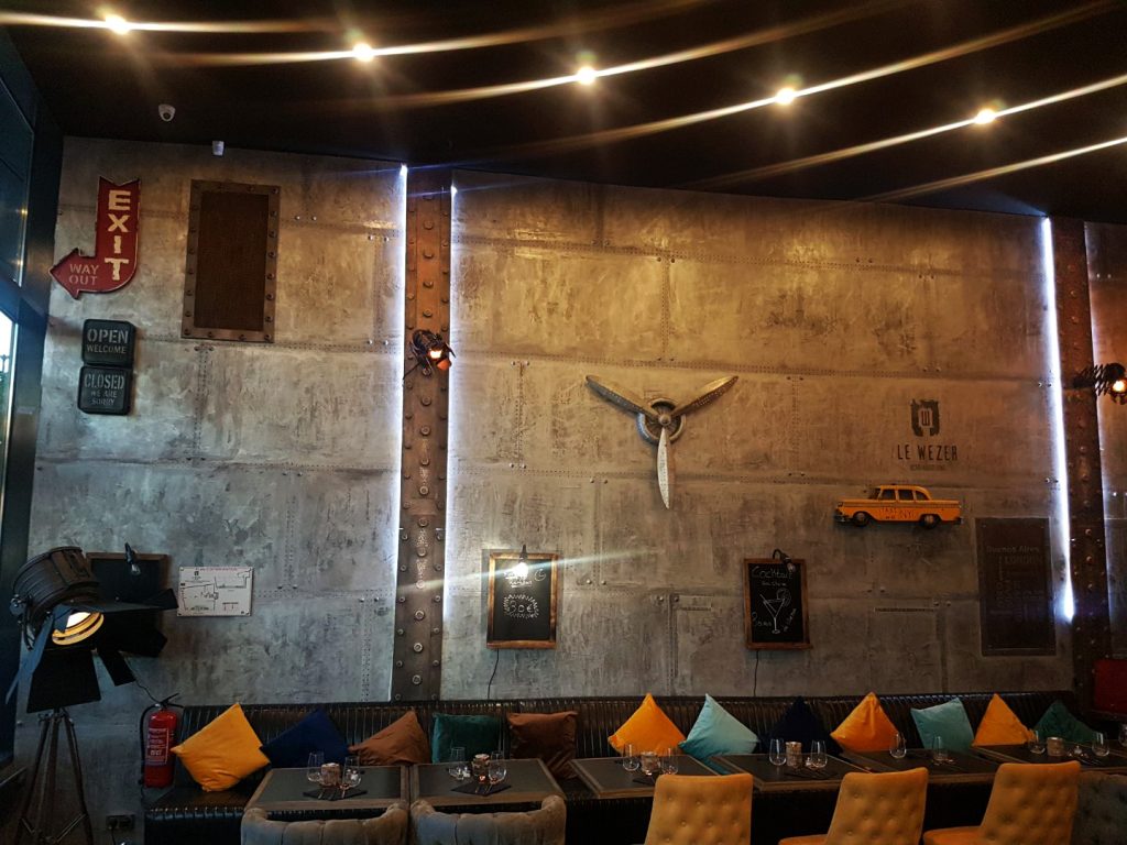 Idée décoration café bar style industriel et Eiffel