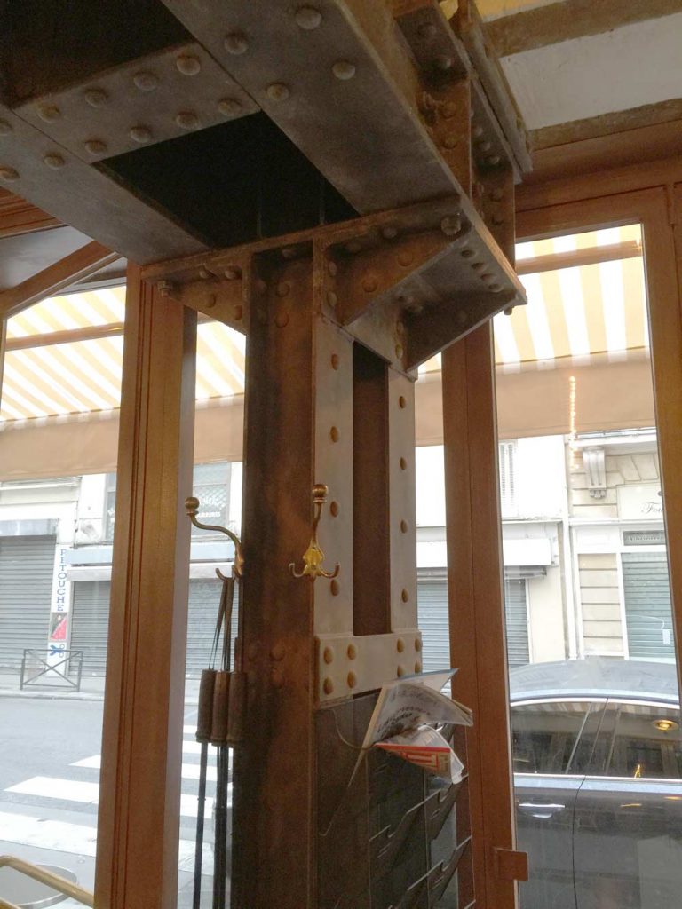 Décoration bar à vin style industriel ajouté au style Eiffel.