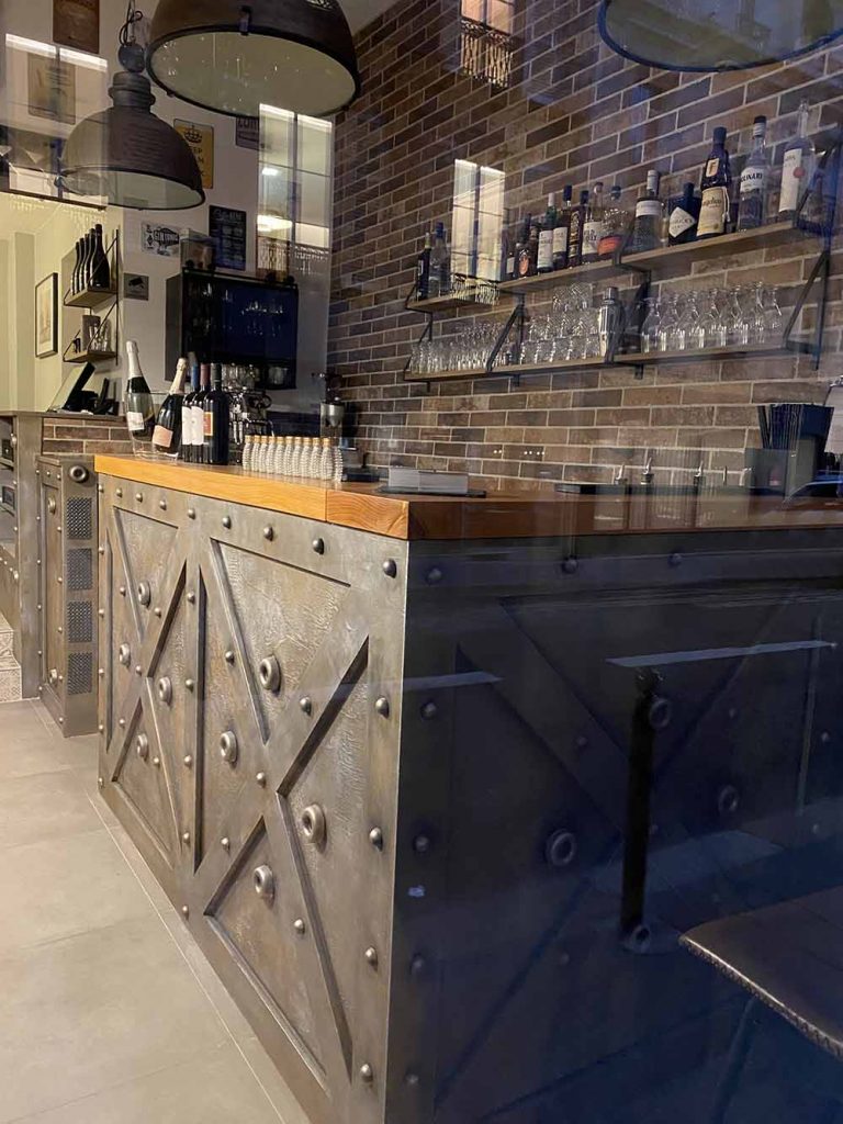 décoration et habillage comptoir de bar style industriel et style Eiffel