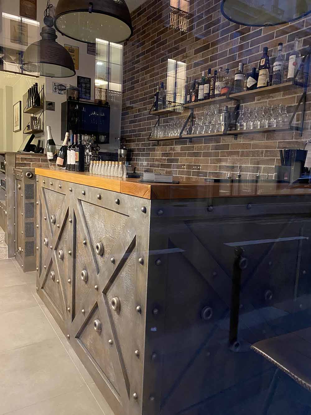 décoration comptoir de bar style industriel et style Eiffel