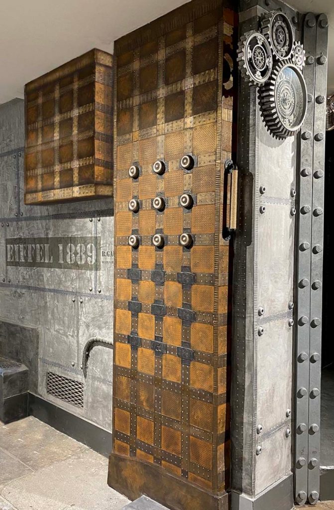 agencement restaurant style industriel murs métal et IPN style Eiffel