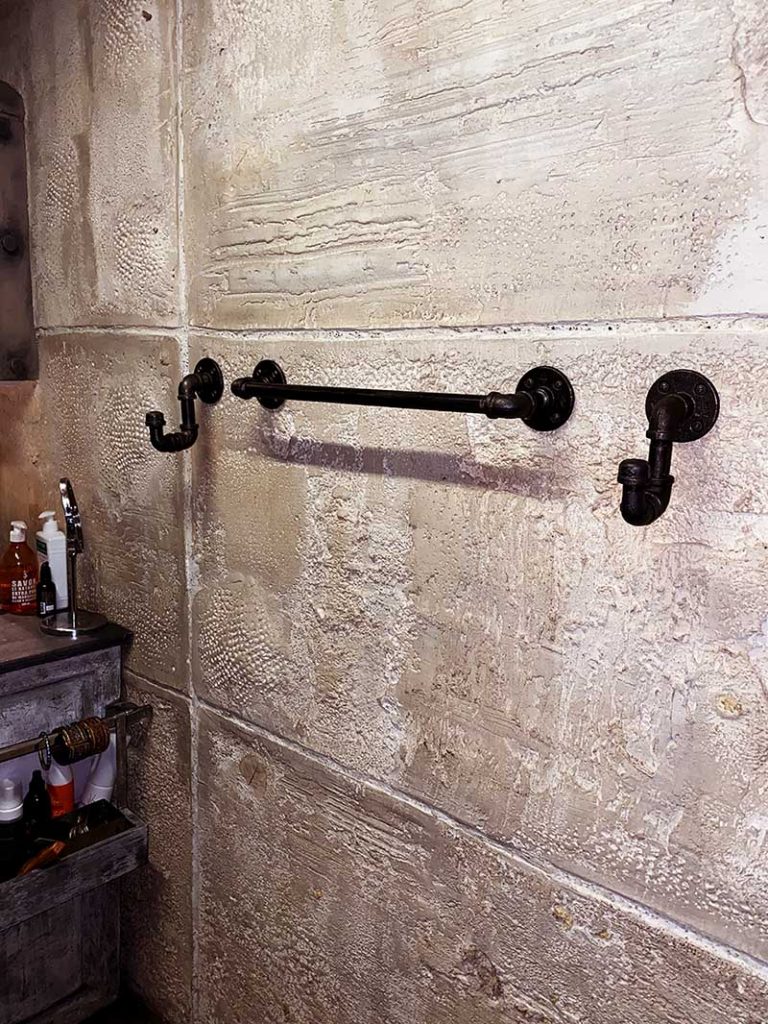 Décoration restaurant tendance murs en fausse pierre antique