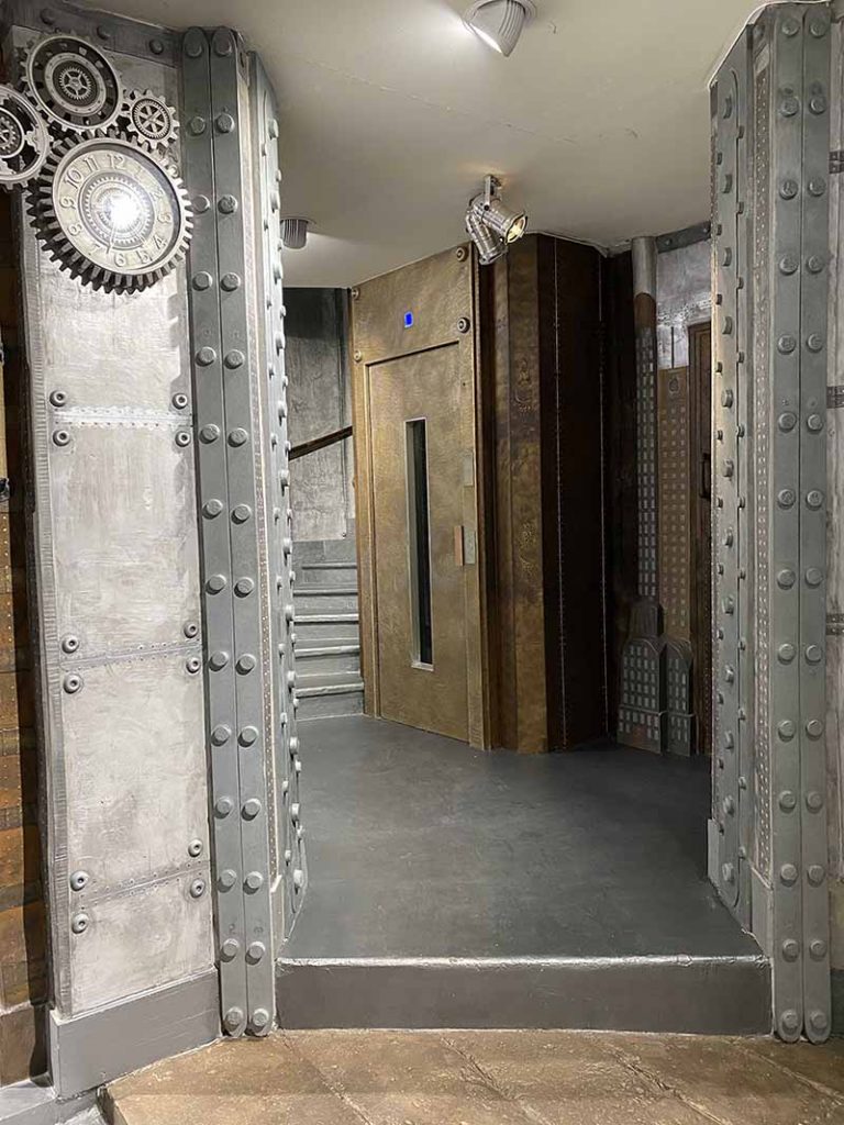 Peintre entrée hall d'immeuble décorateur d'intérieur murs métal et IPN style Eiffel