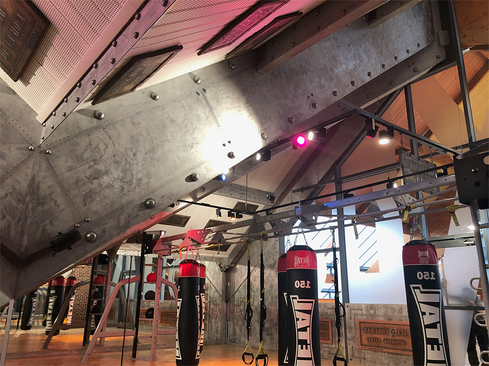 décoration salle de boxe style industriel aux pyramides de port marly