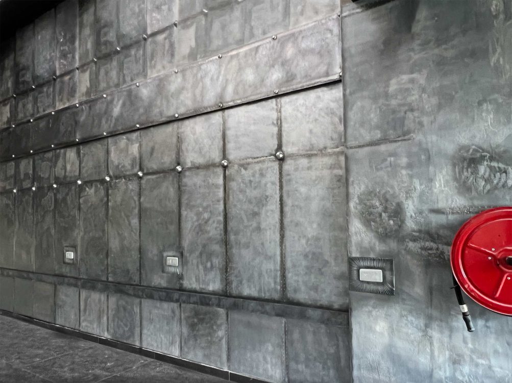 hall immeuble murs métal style industriel