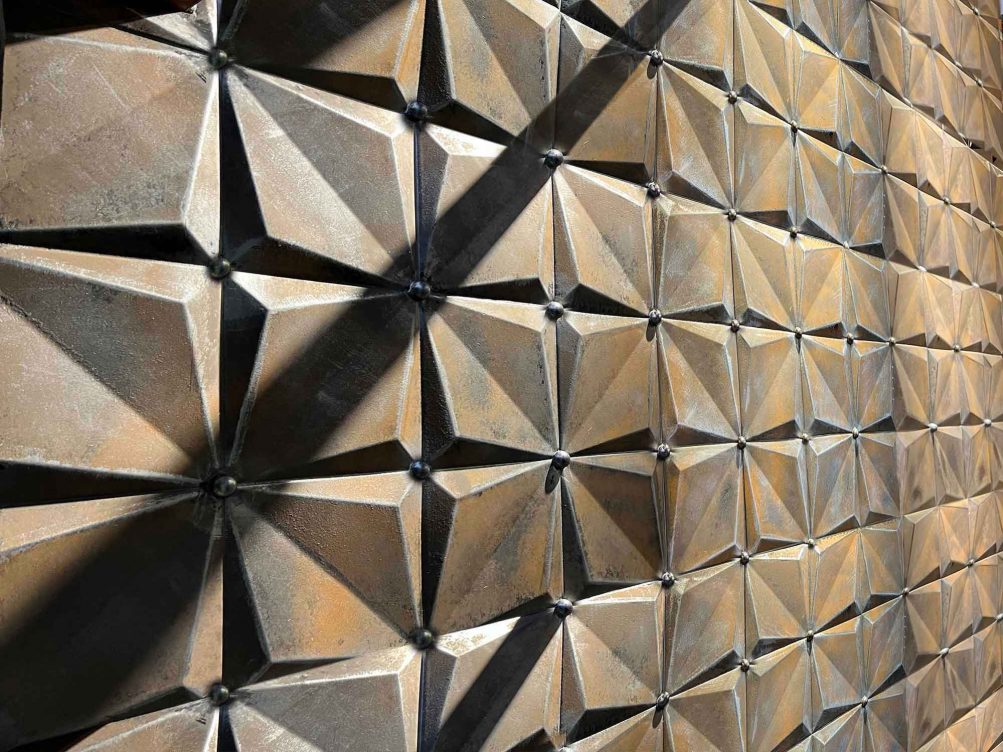 Carrelage customisé boulonné rouillé et oxydé.