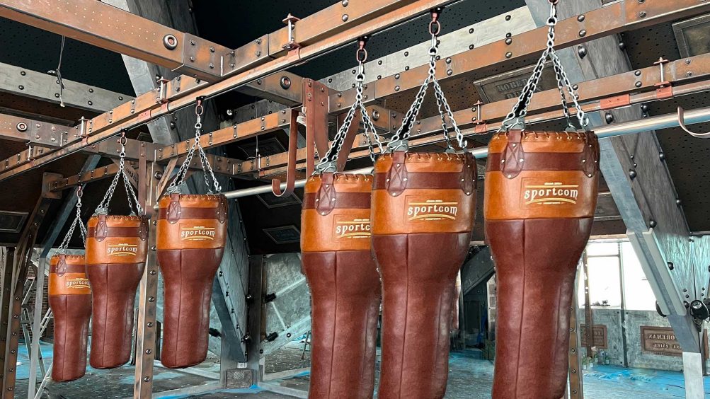 salle de boxe murs métal style industriel aux pyramides