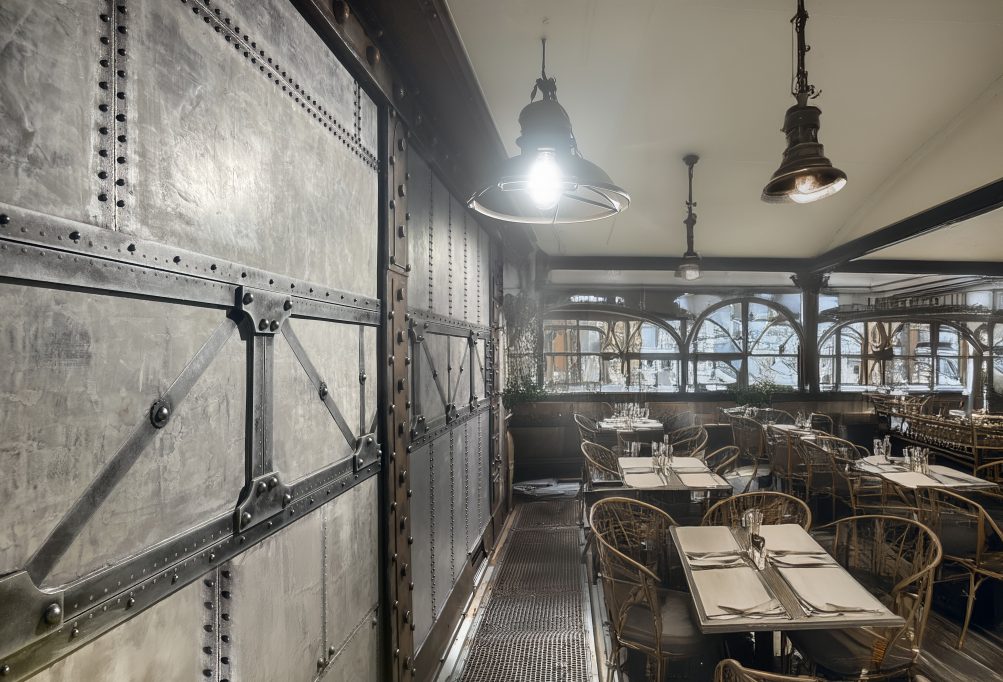 Rénovation décoration restaurant murs métallisés en fausses plaques boulonnées, structure Eiffel sur bois médium métallisée et boulonnée