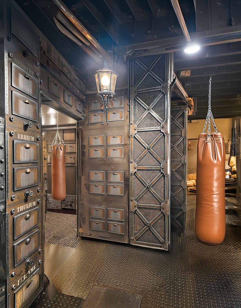 décoration salle de boxe style industriel Faux IPN Eiffel et faux tiroirs style industriel le tout customisé rouillé et oxydé