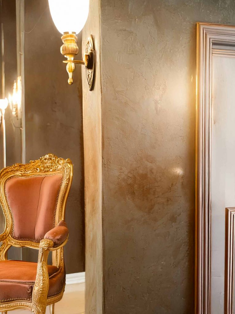 patine marbrée et dorée sur mur
