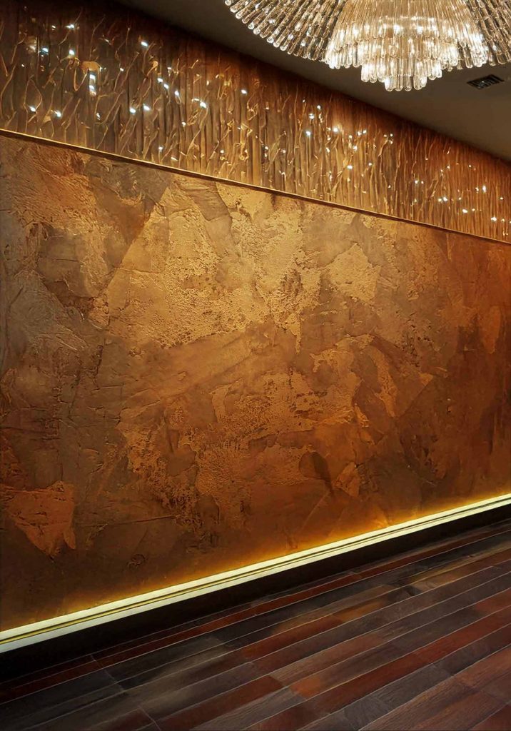 revêtement mural cage d'escalier fresque dorée sur support poudre de marbre